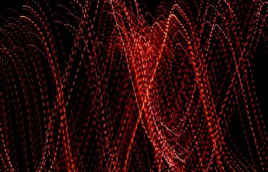 Siyah zemin üzerindeki kırmızı noktalı ışık çizgileri