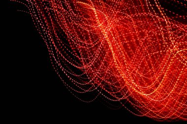 Siyah zemin üzerindeki kırmızı noktalı ışık çizgileri