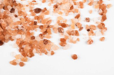 Beyaz arka planda pembe himalaya tuzu görünür detaylarla