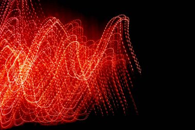 Siyah zemin üzerindeki kırmızı noktalı ışık çizgileri