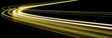 Geceleri soyut sarı araba ışıkları. uzun pozlama