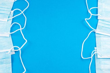 Mavi arka planda mavi koruyucu maskeler