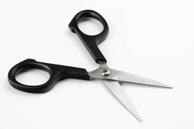 Beyaz arka planda siyah saplı makas