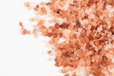 Beyaz arka planda pembe himalaya tuzu görünür detaylarla