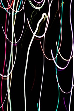 Siyah arkaplanda renkli çizgiler.