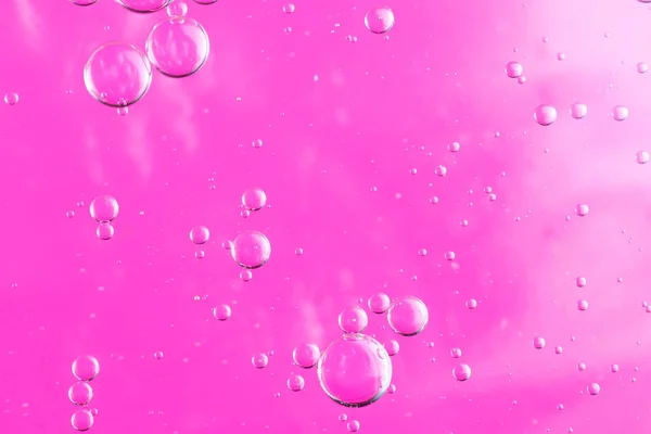 Σταγόνες Λαδιού Στο Νερό Ροζ Φόντο — Φωτογραφία Αρχείου