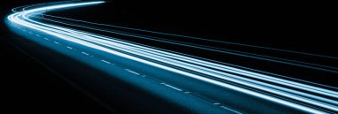 Geceleri mavi araba ışıkları. uzun pozlama