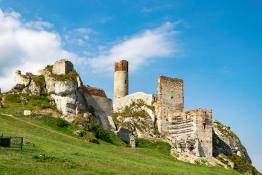 Olsztyn 'deki dağdaki şato harabeleri