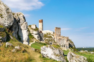 Olsztyn 'deki dağdaki şato harabeleri