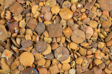 Eski kahverengi kondansatörler. görünür detaylar ile hurda