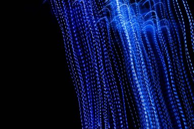 Siyah arkaplanda mavi çizgili ışık çizgileri