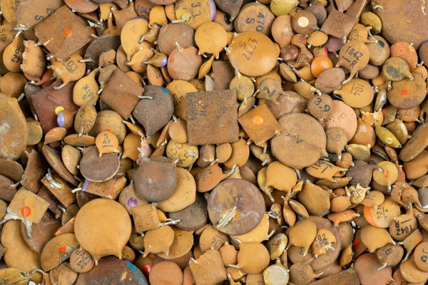 Eski kahverengi kondansatörler. görünür detaylar ile hurda