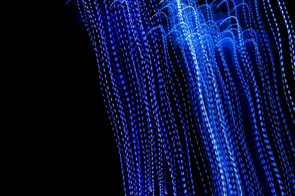 Siyah arkaplanda mavi çizgili ışık çizgileri