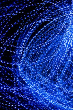 Siyah arkaplanda mavi çizgili ışık çizgileri