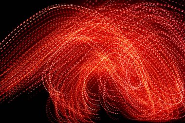 Siyah zemin üzerindeki kırmızı noktalı ışık çizgileri