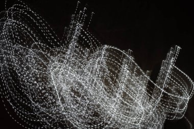 Siyah arkaplanda beyaz çizgili ışık çizgileri