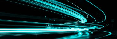 Geceleri mavi araba ışıkları. uzun pozlama