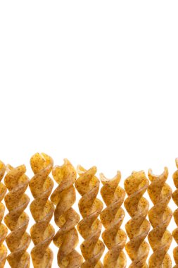 Beyaz izole bir zemin üzerinde toptan makarna