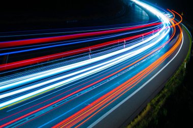 Gece arabaların ışıkları. uzun pozlama