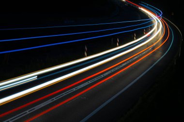 Gece arabaların ışıkları. uzun pozlama