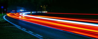 Gece arabaların ışıkları. uzun pozlama