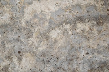 Duvardaki eski alçı görünür detaylarla dolu.