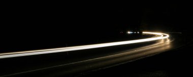 Gece arabaların ışıkları. uzun pozlama