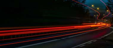 Gece arabaların ışıkları. uzun pozlama