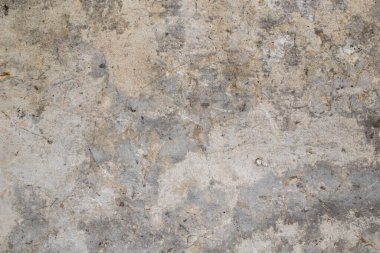 Duvardaki eski alçı görünür detaylarla dolu.