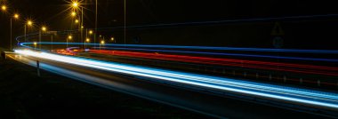 Gece arabaların ışıkları. uzun pozlama