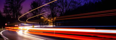 Gece arabaların ışıkları. uzun pozlama