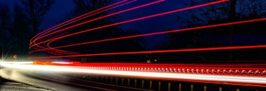 Gece arabaların ışıkları. uzun pozlama