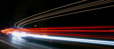 Gece arabaların ışıkları. uzun pozlama