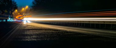 Gece arabaların ışıkları. uzun pozlama