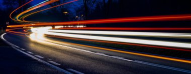 Gece arabaların ışıkları. uzun pozlama