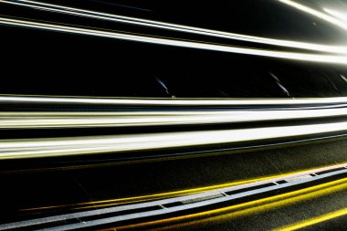 Geceleri sarı araba ışıkları. uzun pozlama