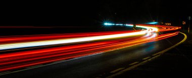 Gece arabaların ışıkları. uzun pozlama