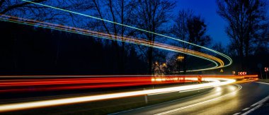 Gece arabaların ışıkları. uzun pozlama