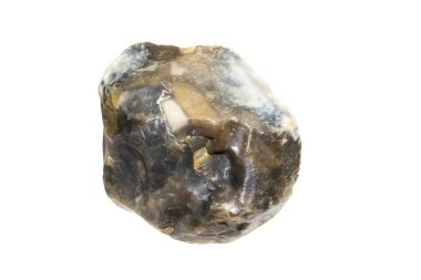 Beyaz izole bir arkaplanda çakmaktaşının makro fotoğrafı