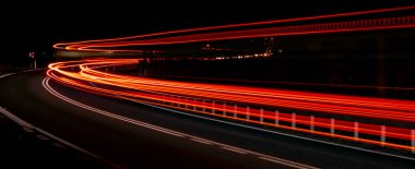 Gece arabaların ışıkları. uzun pozlama