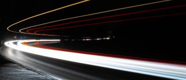 Gece arabaların ışıkları. uzun pozlama