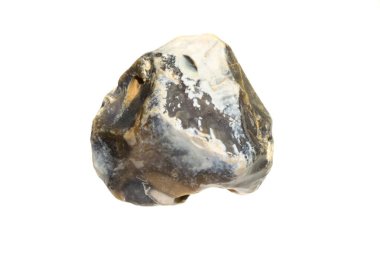 Beyaz izole bir arkaplanda çakmaktaşının makro fotoğrafı