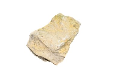 Beyaz izole bir zemin üzerinde kireçtaşı taşı
