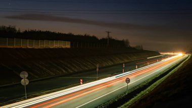 Gece arabaların ışıkları. uzun pozlama