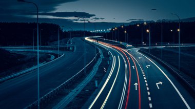 Gece arabaların ışıkları. uzun pozlama