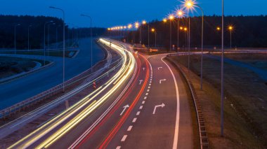 Geceleri araba ışıkları. uzun pozlama