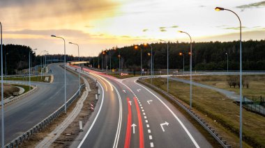 Geceleri araba ışıkları. uzun pozlama