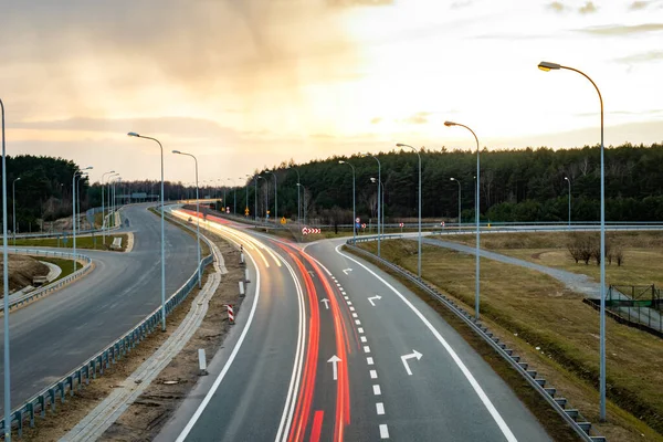 Geceleri araba ışıkları. uzun pozlama