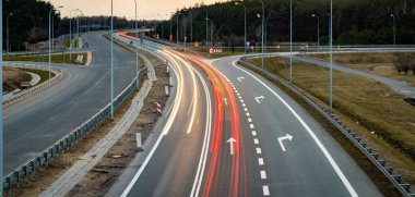 Geceleri araba ışıkları. uzun pozlama