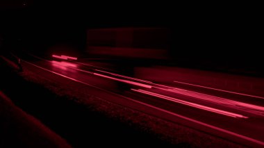 Geceleri araba ışıkları. uzun pozlama